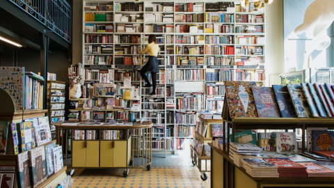 Día del Libro Fotografía de una librería, por Ksenia Chernaya. Vía: Pexels
