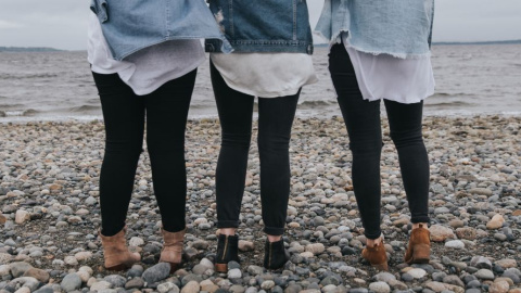 Imagen destacada En 1800, las mujeres debían pedir un permiso a la policía para ponerse pantalones. Foto: Becca Tapert / Unsplash.