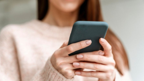 Imagen destacada Cada vez más personas utilizan aplicaciones menstruales para controlar su ciclo. Foto: charlesdeluvio / Unsplash