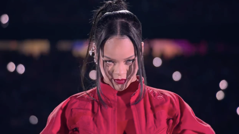 Super Bowl Rihanna, en el primer instante de su actuación en el medio tiempo de la Super Bowl.