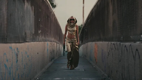 Un fotograma del videoclip ‘Flowers’ de Miley Cyrus Un fotograma del videoclip ‘Flowers’ de Miley Cyrus