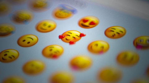 Hay una gran diversidad de emojis, tanto de género como de color de piel. (Fuente: Propia) Los emojis de un móvil.
