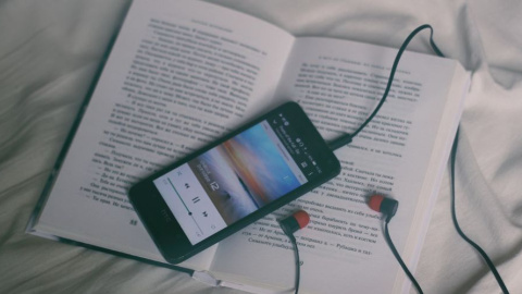 El fenómeno Booktok Hay miles de vídeos donde los usuarios se graban hablando de libros, ya sea haciendo recomendaciones o criticando sus lecturas. (Fuente: Konstantin Dyadyun / Unsplash).