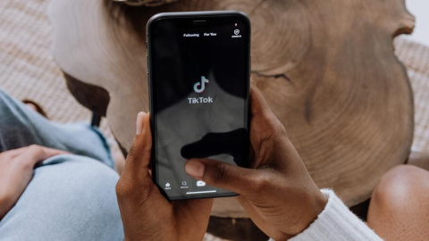 TikTok se ha convertido en un medio más para informarnos de lo que pasa en el mundo - destacada TikTok se ha convertido en un medio más para informarnos de lo que pasa en el mundo. Fuente: Pexels