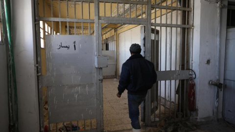 8fd778278bfb01baf0c9f9eebb051f1c0df65983 Un hombre entra en un bloque de celdas vacío en la prisión de Sednaya, cerca de Damasco, Siria, a 9 de diciembre de 2024.
