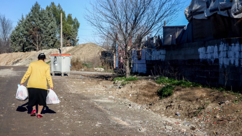 fotonoticia_20241211113053_1200 Una mujer camina por la Cañada Real. Imagen de archivo.