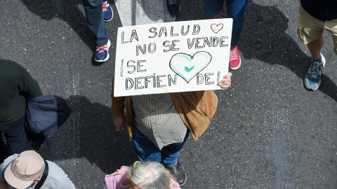 Una persona sujeta un cartel durante una manifestación para defender la sanidad pública, en Madrid Una persona sujeta un cartel durante una manifestación para defender la sanidad pública, en Madrid