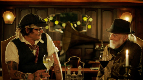 El hijo de Chaplin, Michael J. Chaplin, conversa con Johnny Depp en la película 'Chaplin, espíritu gitano'.