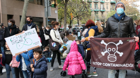 Manifestació Barcelona contaminació aire Famílies manifestant-se al carrer Aragó de Barcelona a finals del 2020 contra la contaminació de l'aire.