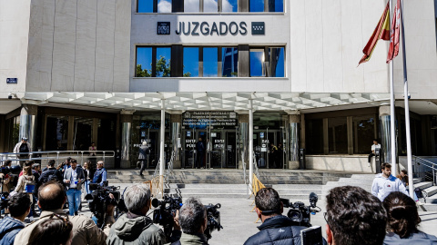 EuropaPress_5973454_periodistas_diferentes_medios_comunicacion_esperan_juzgados_plaza_castilla Periodistas de diferentes medios de comunicación esperan ante los Juzgados de Plaza de Castilla donde la pareja de la presidenta de la Comunidad de Madrid, Alberto González Amador, declaró.