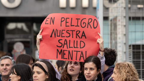 EuropaPress_5697199_joven_sujeta_pancarta_manifestacion_cierre_uci_pediatrica_hospital Una joven sujeta una pancarta durante una manifestación tras el cierre de la UCI pediátrica del Hospital Universitario La Paz.