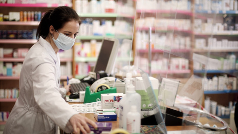 farmacia Una farmacéutica con mascarilla despacha en una farmacia de Madrid, en una imagen de archivo.