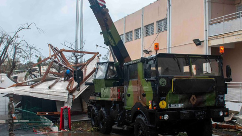 e406fd9afa0f58aa500eb0d0fce8892079c730c7 Grande-terre (Mayotte), 15/12/2024.- A handout photo made available by the French Army on 15 December 2024 shows soldiers removing debris at a damaged area in the French overseas territory of Mayotte. At least 14 people were killed and more than 200 injured after tropical cyclone Chido battered the French Indian Ocean territory of Mayotte on 14 December, authorities said. (Francia) EFE/EPA/ETAT-MAJOR DES ARMEE HANDOUT -- BEST QUALITY AVAILABLE -- MANDATORY CREDIT: ETAT-MAJOR DES ARMEE -- HANDOUT EDITORIAL USE ONLY/NO SALES