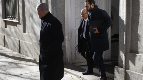 El empresario Víctor de Aldama (d) , el considerado comisionista de la trama de adjudicaciones públicas de mascarillas en plena pandemia, tras testificar ante el juez Leopoldo Puente en el Tribunal Supremo este lunes El empresario Víctor de Aldama (d) , el considerado comisionista de la trama de adjudicaciones públicas de mascarillas en plena pandemia, tras testificar ante el juez Leopoldo Puente en el Tribunal Supremo este lunes.