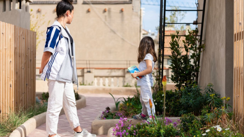 Una noia i una nena petita