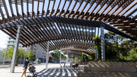 Gent passejant sota pergola de Ronda de Dalt
