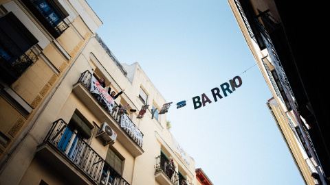 Varias personas durante una acción protesta para evitar la compra del edificio Tribulete 7 Varias personas durante una acción protesta para evitar la compra del edificio Tribulete 7.