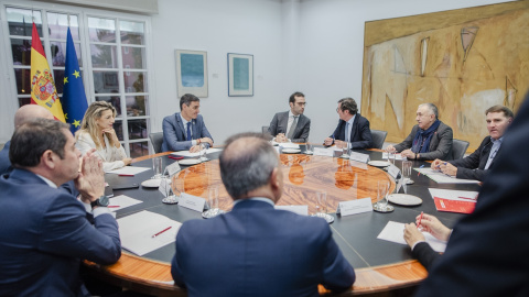 Yolanda Díaz, Pedro Sánchez, Carlos Cuerpo Sánchez, Díaz y Cuerpo con los principales líderes sindicales y patronales. Imagen de archivo.