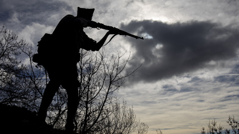 EuropaPress_5041222_guia_caracterizado_maqui_severo_eubel_paz_visita_teatralizada_cueva_maquis Representación teatral de un maquis. Archivo.