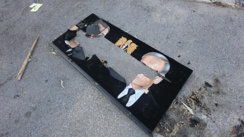 siriaoccidente Un cartel destrozado con la imagen de los dos dictadores que ha tenido Siria en los últimos 53 años: Hafez Al Asad y su hijo Bachar.