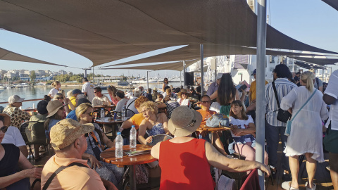 IMG_20240602_080616 Turistas disfrutando de un crucero de un día alrededorde algunas islas griegas