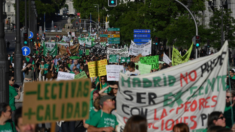 Foto de archivo de decenas de personas durante una manifestación del profesorado por la defensa de la educación pública, en Madrid.
