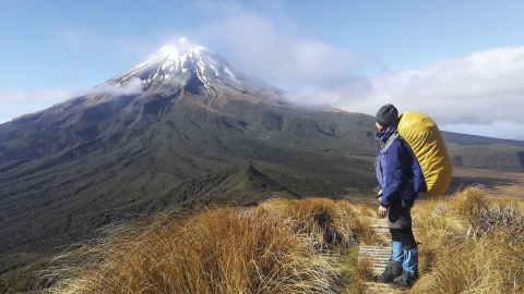 yana Yana Wengel en el volcán Taranaki, en Nueva Zelanda