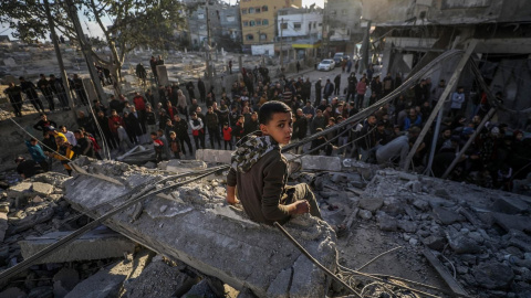 Gaza EFE Un niño palestino observa a la cámara tras el bombardeo israelí contra el campo de refugiados de Al Nuseirat, en la Franja de Gaza.