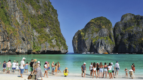 Turistas en la playa de Maya Bay en el archipiélago de Phi Phi, al sur de Tailandia. Febrero de 2024