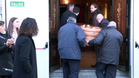 Capilla ardiente de Marisa Paredes en el Teatro Español (EFE/IMÁGENES: JUAN YAGÜE).- El Teatro Español ha acogido este miércoles la capilla ardiente de la actriz Marisa Paredes, fallecida en Madrid a los 78 años, en la madrileña plaza de Santa Ana donde nació la intérprete.<br />El velatorio de la protagonista de 'Tacones lejanos' (1991) o 'La flor de mi secreto' (1996), de Pedro Almodóvar, se ha abierto a las 10h de la mañana. La actriz ingresó este lunes en el Hospital Universitario Fundación Jiménez Díaz con un "problema arterial.