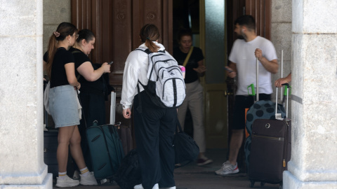 Una joven turista con otros jóvenes en un soportal Una joven turista con otros jóvenes en un soportal