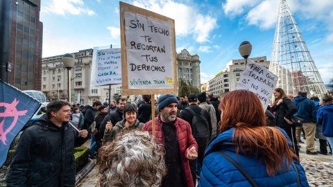 EuropaPress_6406472_decenas_personas_manifestacion_derecho_vivienda_14_diciembre_2024_bilbao Foto de archivo de decenas de personas durante una manifestación por el derecho a la vivienda en Bilbao