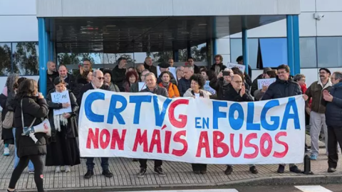 Imagen de archivo de una concentración de trabajadoras en la sede de la CRTVG en Santiago