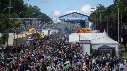 Imagen de archivo de decenas de personas en la Pradera de San Isidro, en Madrid (España). Imagen de archivo de decenas de personas en la Pradera de San Isidro, en Madrid (España).