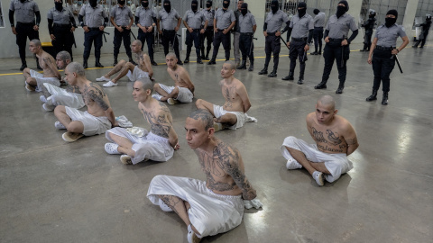 EuropaPress_6398855_10_december_2024_salvador_toluca_gang_members_participate_in_daily_outdoor Presos del Centro de Confinamiento del Terrorismo (CECOT) de El Salvador.
