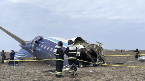 Un avión de Azerbaiyan Airlines se estrella en Kazajistán Un avión de pasajeros azerbaiyano se ha estrellado cerca de la ciudad de Aktau, en Kazajistán. Aún no hay un número confirmado de víctimas. El avión trasladaba a 105 pasajeros y 5 tripulantes, pero estos primeros datos no coinciden con los facilitados por la aerolínea. Lo que sí se ha filtrado a los medios es que hay 28 supervivientes hospitalizados.