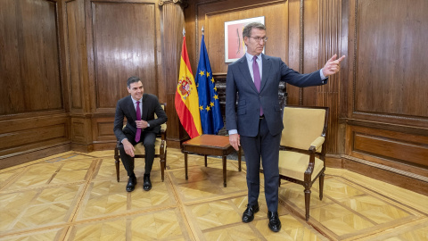 El presidente del Gobierno, Pedro Sánchez (i), y el líder del PP, Alberto Núñez Feijóo (d), durante una reunión, en el Congreso de los Diputados, a 22 de diciembre de 2023 El presidente del Gobierno, Pedro Sánchez (i), y el líder del PP, Alberto Núñez Feijóo (d), durante una reunión, en el Congreso de los Diputados, a 22 de diciembre de 2023.