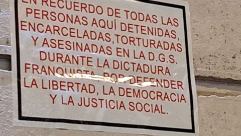 Cartel provisional que reivindica el edificio de la Real Casa de Correos como lugar de memoria