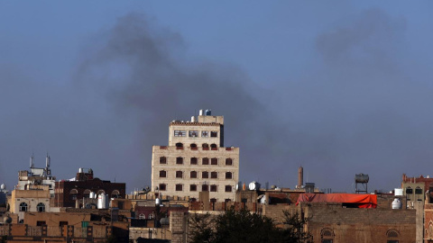 yemenbombs Una columna de humo se eleva sobre la ciudad de Saná tras el ataque de Israel contra el aeropuerto de la capital de Yemen.