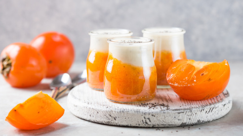 Vasos de caqui con nata y chocolate