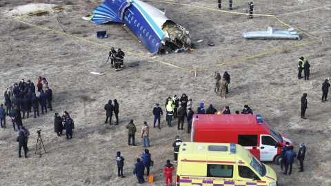 Integrantes de los cuerpos de emergencias trabajan en el lugar donde se estrelló un avión de pasajeros este miércoles, cerca de Aktau (Kazajistán). Integrantes de los cuerpos de emergencias trabajan en el lugar donde se estrelló un avión de pasajeros este miércoles, cerca de Aktau (Kazajistán).