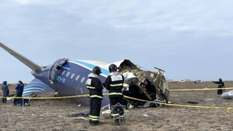 Miembros de los servicios de emergencias trabajan en el rescate de pasajeros de un avión que se estrelló cuando cubría la ruta entre la capital azerbaiyana, Bakú, y la ciudad rusa de Grozni, este miércoles. Al menos 28 personas ha sobrevido, informaron fu Miembros de los servicios de emergencias trabajan en el rescate de pasajeros de un avión que se estrelló cuando cubría la ruta entre la capital azerbaiyana, Bakú, y la ciudad rusa de Grozni, este miércoles. Al menos 28 personas ha sobrevido, informaron fuentes locales. EFE/ Emergencias de Kazajistán