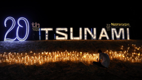 Una persona enciende una vela durante una vigilia para conmemorar el 20º aniversario del tsunami de 2004 en el Parque Conmemorativo del Tsunami en Ban Nam Khem este jueves 26 de diciembre, en la provincia de Phang Nga (Tailandia).