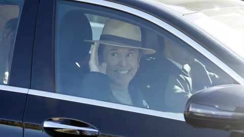 EuropaPress_6425325_raphael_sale_hospital_12_octubre_recibir_alta_hospitalaria_27_diciembre El cantante Raphael, saliendo en coche del hospital 12 de octubre de Madrid tras recibir el alta médica este viernes.