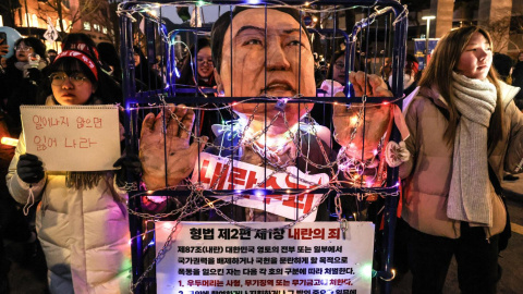 Corea EFE Manifestantes muestran una efigie encadenada que representa al presidente destituido de Corea del Sur, Yoon Suk Yeol, durante una concentración en Seúl el 28 de diciembre de 2024.