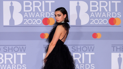 La cantante Charli XCX en los premios Brit Awards de 2020. La cantante Charli XCX en los premios Brit Awards de 2020.