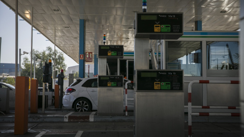 Una autopista de peaje. Una autopista de peaje.
