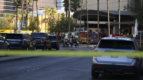Agentes encargados de hacer cumplir la ley se encuentran detrás de una cinta amarilla cerca de la entrada de la Torre Trump en Las Vegas (EEUU), después de que un Tesla Cybertruck se incendiara y explotara allí. Agentes encargados de hacer cumplir la ley se encuentran detrás de una cinta amarilla cerca de la entrada de la Torre Trump en Las Vegas (EEUU), después de que un Tesla Cybertruck se incendiara y explotara allí.