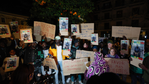 Un grupo de personas de la comunidad senegalesa de Sevilla concentrados por la muerte de un hombre fallecido, natural de Senegal, que vendía camisetas en las calles de la ciudad. Un grupo de personas de la comunidad senegalesa de Sevilla concentrados por la muerte de un hombre fallecido, natural de Senegal, que vendía camisetas en las calles de la ciudad.
