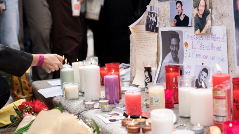 EuropaPress_6287894_persona_enciende_vela_homenaje_memoria_cantante_liam_payne_plaza_santa_ana Una persona enciende una vela en un homenaje en memoria del cantante Liam Payne, en la plaza de Santa Ana, a 20 de octubre de 2024, en Madrid (España). Imagen de archivo.